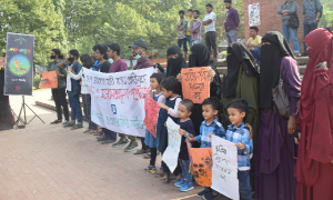 বুনোহাতি হত্যার প্রতিবাদে জাবিতে মানববন্ধন, পাপেট প্রদর্শনী