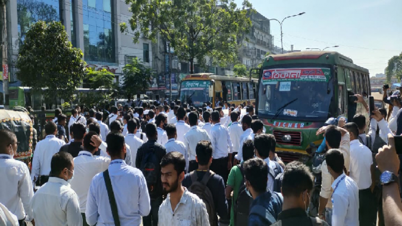 সড়ক অবরোধ করে বিক্ষোভ করছে শিক্ষার্থীরা 