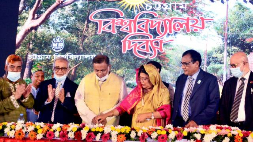 চট্টগ্রাম বিশ্ববিদ্যালয়ের প্রতিষ্ঠাবার্ষিকী উদযাপন অনুষ্ঠানে উপাচার্যের সঙ্গে তথ্যমন্ত্রী