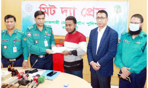 কাঠমিস্ত্রির কাজ করে ভর্তি পরীক্ষায় প্রথম, সংবর্ধনা দিল পুলিশ