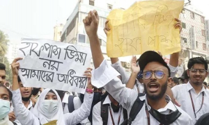 বাসে হাফ পাসের দাবিতে মোহাম্মদপুরে শিক্ষার্থীদের সড়ক অবরোধ