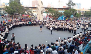 শিক্ষকরা এসে নিয়ে গেলেন সড়ক অবরোধ করা শিক্ষার্থীদের