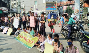 হাফ পাসের দাবি-শিক্ষার্থী নিহতের প্রতিবাদে সায়েন্সল্যাবে সড়ক অবরোধ