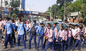 আজও সড়কে শিক্ষার্থীরা, দেখছেন চালকের লাইসেন্স