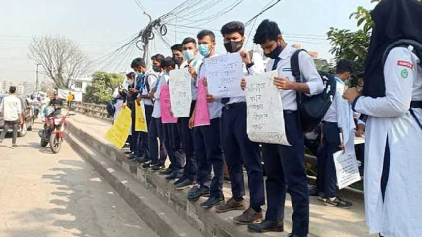 রামপুরায় সড়কে অবস্থান নিয়ে বিক্ষোভ করছে শিক্ষার্থীরা। 