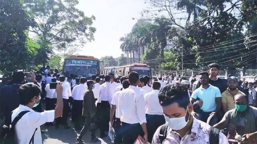 নিরাপদ সড়কের দাবিতে বিক্ষোভ করেন শিক্ষার্থীরা