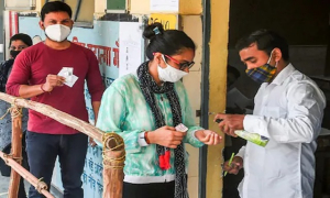 মেডিকেলে ভর্তি করতে ৫০ লাখ রুপি ঘুষ, বাবা-মেয়ে আটক