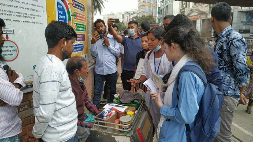 শিক্ষার্থীরা সাধারণ পথচারী, ফুট পাতের বাদাম বিক্রেতা, পান বিক্রেতাসহ ব্যবসায়ী কাছে আন্দোলন পরিচালনার জন্য অর্থ সহযোগিতা চায়।