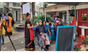 হিজড়াদের উদ্যোগে ঢাবিতে বিনামূল্যে পার্লার সেবা