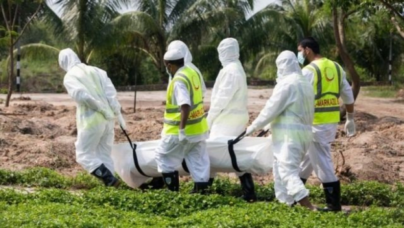 করোনায় মৃত ব্যক্তির লাশ নিয়ে যাওয়া হচ্ছে