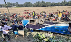 সিরাজগঞ্জে বাস খাদে পড়ে নিহত ৪