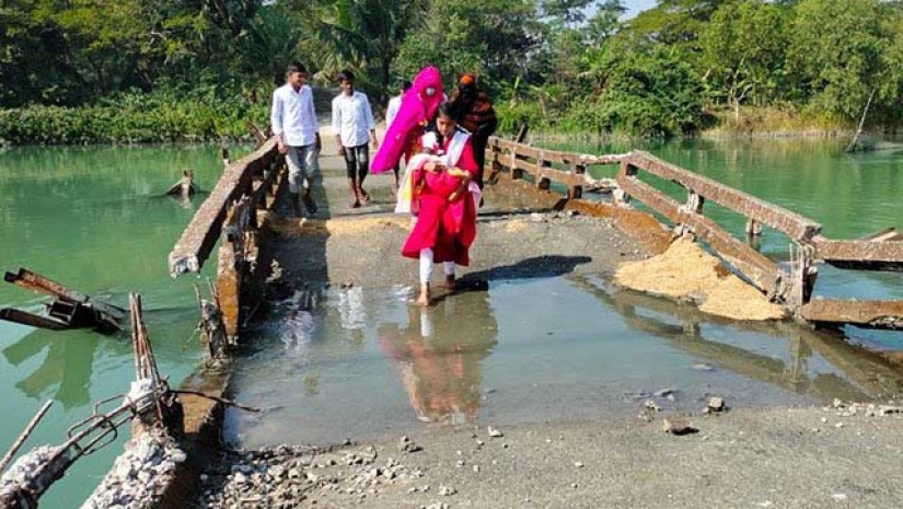 ভাঙা সেতু পার হচ্ছে স্কুল শিক্ষার্থীরা