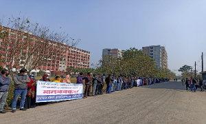 নিয়োগ বাণিজ্যে শিক্ষক-কর্মচারী, অপসারণের দাবিতে মানববন্ধন