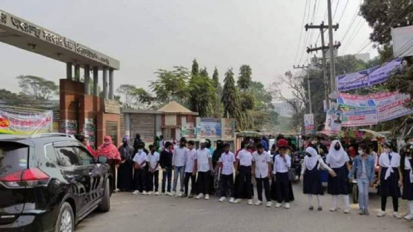 অধরচন্দ্র সরকারি উচ্চ বিদ্যালয়ের সামনে এই কর্মসূচি পালন করা হয়