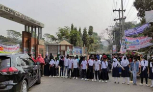 স্কুলে ভর্তির দাবিতে সাভারে আজও সড়ক অবরোধ