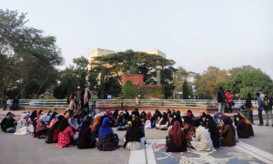 তৃতীয় দিনেও চলছে ছাত্রীদের আন্দোলন, রাতের মধ্যে নতুন কর্মসূচি