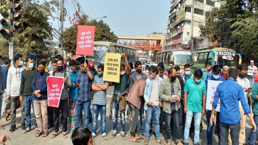 সড়ক অবরোধ করে আন্দোলন করছেন চাকরিপ্রত্যাশীরা