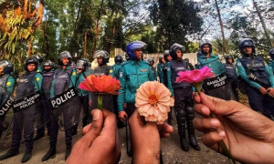 দাবি আদায়ে ‘বুলেটের সামনে ফুল’ নিয়ে শাবিপ্রবির আন্দোলনকারীরা