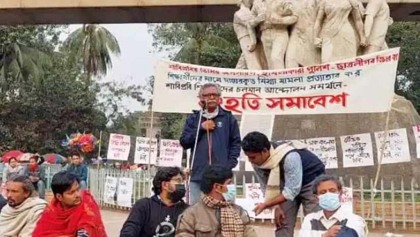 রাজু ভাস্কর্যের পাদদেশে আয়োজিত সংহতি সমাবেশে বক্তব্য রাখছেন আনু মুহাম্মদ