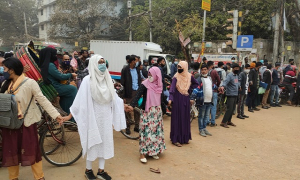 কেন্দ্রে এসে জানলো পরীক্ষা স্থগিত, প্রতিবাদে সড়ক অবরোধ