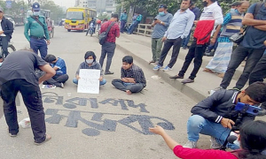 নিরাপদ সড়কের দাবিতে রামপুরায় শিক্ষার্থীদের অবস্থান