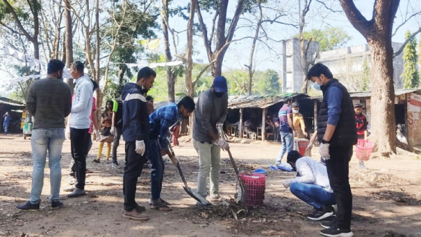 পরিষ্কার করছেন সংগঠনটির কর্মীরা 