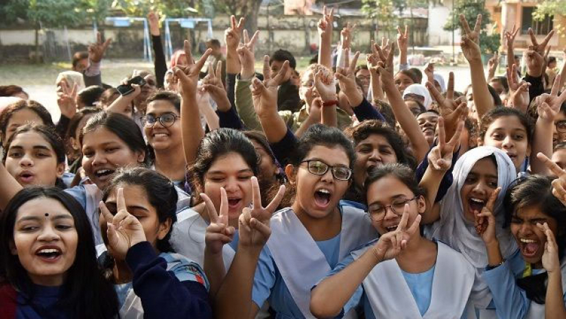 ছেলেদের চেয়ে এগিয়ে মেয়েরা