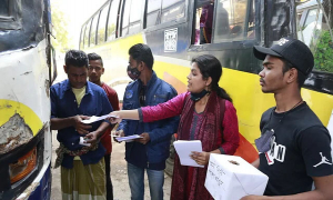 গাড়িচালকদের প্রশিক্ষণের দাবিতে শিক্ষার্থীদের মানববন্ধন