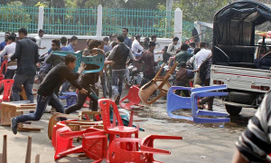 ফুল দেয়া নিয়ে মহসিন কলেজে ছাত্রলীগের দু’পক্ষের সংঘর্ষ