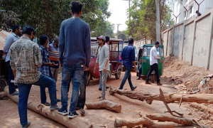 ধুলোয় অতিষ্ঠ কুবি শিক্ষার্থীরা, সংস্কারের দাবিতে সড়ক অবরোধ 