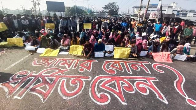 বশেমুরবিপ্রবি ছাত্রী ধর্ষণের ঘটনায় বিচার দাবি করে সড়ক অবরোধ করেছেন তার সহপাঠীরা