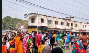 তিন জনের গ্রেপ্তারের প্রতিবাদে লাঠি-ঝাড়ু নিয়ে সড়কে স্বজনরা (ভিডিও)