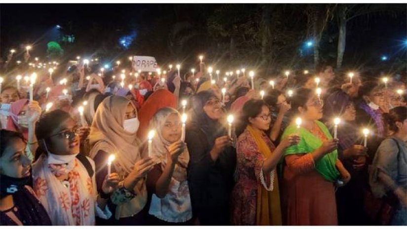 ছাত্রী ধর্ষণের ঘটনাকে কেন্দ্র থেকে বিশ্ববিদ্যালয়টিতে ব্যাপক বিক্ষোভ চলছে