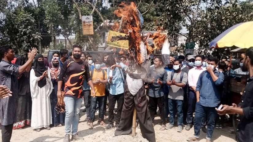 উপাচার্যের কুশপুত্তলিকা দাহ