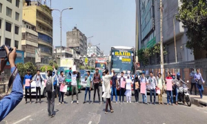 বিনাশর্তে ২৪ ঘণ্টা ‘হাফ পাস’ চায় শিক্ষার্থীরা, সড়ক অবরোধ