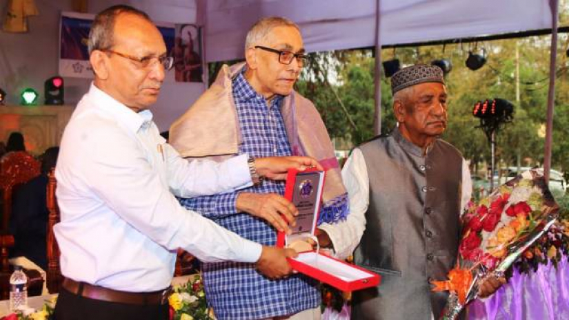 বিশিষ্ট গুণীজন ও সাবেক শিক্ষক-শিক্ষার্থীদের সংবর্ধনা দিয়েছে রাবি