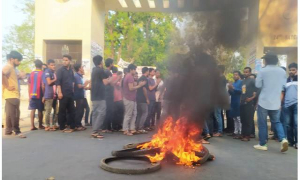 ভাড়া বিতর্কে ছাত্রকে মারধর, প্রধান ফটকে তালা দিয়ে বিক্ষোভ