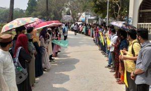 কুবিতে ছাত্রলীগ নেতার বিচারের দাবিতে মানববন্ধন