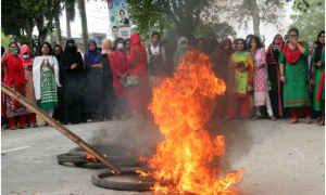 র‌্যালিতে ছাত্রীদের গায়ে হাত ছাত্রলীগের, আগুন জ্বালিয়ে সড়ক অবরোধ