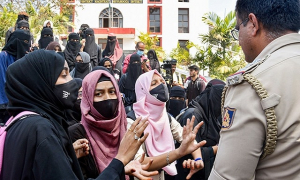 পরীক্ষা হলে হিজাবে নয়, বোর্ড পরীক্ষার একদিন আগে কর্ণাটক শিক্ষামন্ত্রী