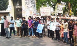 চবি শিক্ষার্থীকে মারধরের প্রতিবাদে ফটকে তালা, বিচার দাবি