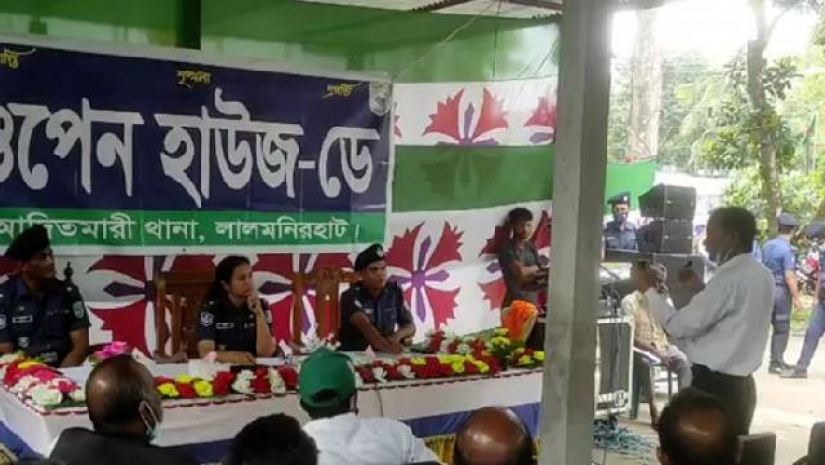 বক্তব্য রাখছেন আওয়ামীলীগ নেতা (সাদা শার্ট) 