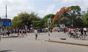 নিউমার্কেট এলাকায় অবরোধ ঢাকা কলেজ শিক্ষার্থীদের