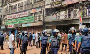 নিউমার্কেটে সংঘর্ষ: চারঘণ্টা পর ঘটনাস্থলে পুলিশ