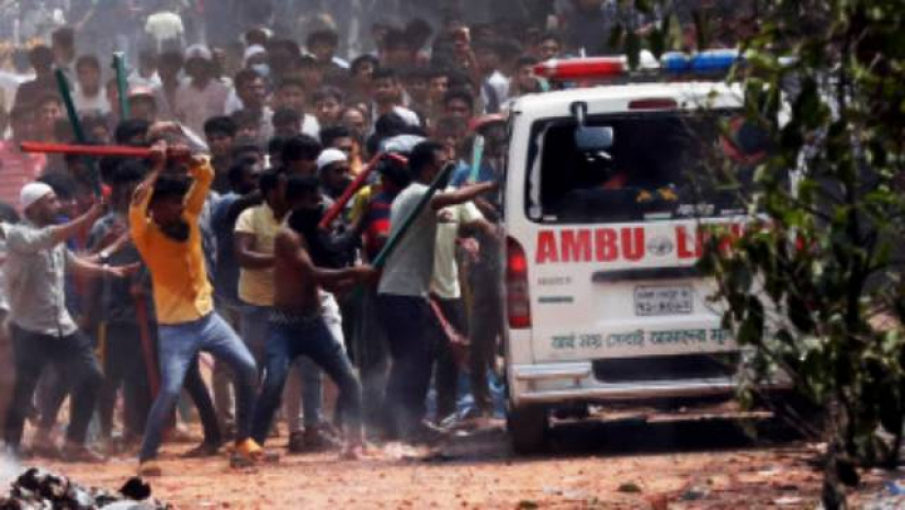 ব্যবসায়ীদের বিরুদ্ধে অ্যাম্বুলেন্স ভাঙচুরের অভিযোগ উঠেছে