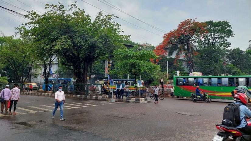 রাজধানীর নিউমার্কেট এলাকায় সকাল থেকেই যানবাহন চলাচল স্বাভাবিক রয়েছে