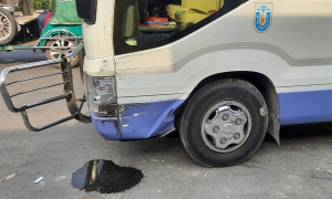 খুবি শিক্ষকদের বহনকারী বাসে পিকআপের ধাক্কা