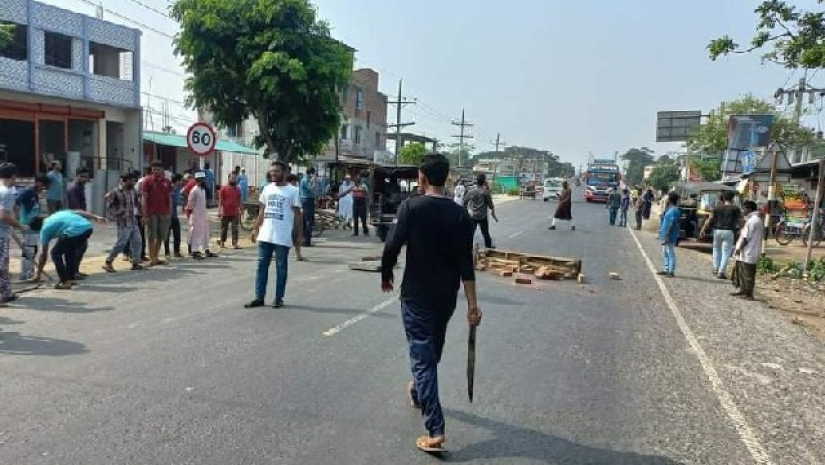 ববি শিক্ষার্থীদের সড়ক অবরোধ করে বিক্ষোভ