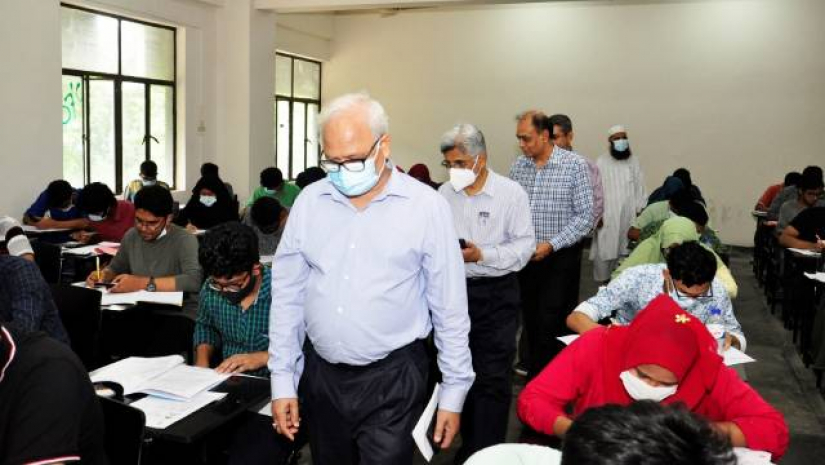 বিশ্ববিদ্যালয়ের ভর্তি পরীক্ষা পরিদর্শনে গেছেন উপাচার্য অধ্যাপক সত্য প্রসাদ মজুমদার