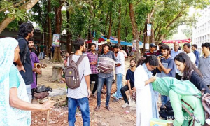 নেচে-গেয়ে বন্যার্তদের পাশে রাবি শিক্ষার্থীরা